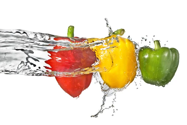 Červený, žlutý, zelený pepř s vodou — Stock fotografie