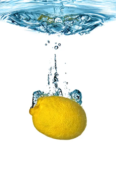 Verse citroen gedropt in water Stockfoto