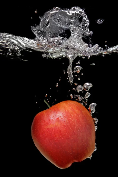 Κόκκινο μήλο που έπεσε στο νερό — Φωτογραφία Αρχείου