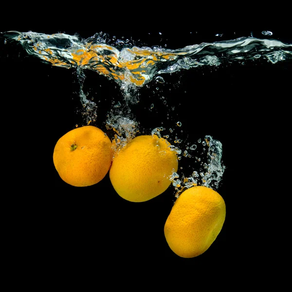 Frische Mandarinen ins Wasser gefallen — Stockfoto