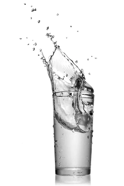 Éclaboussure d'eau en verre isolé sur blanc — Photo