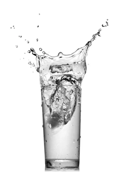 Spruzzi d'acqua in vetro isolati su bianco — Foto Stock