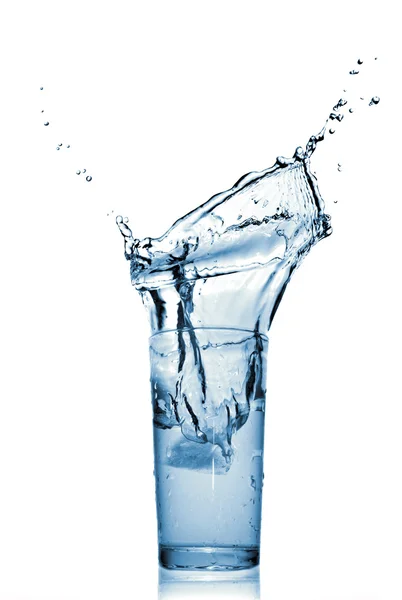 Wasserspritzer im Glas isoliert auf weiß — Stockfoto