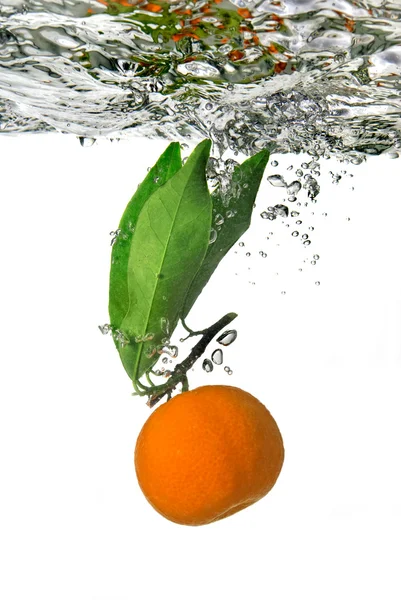橘掉入水中 — 图库照片