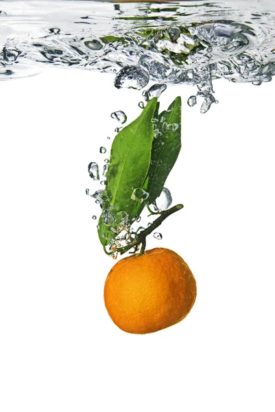 A tangerina caiu na água — Fotografia de Stock