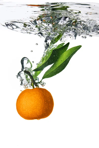 La mandarina cayó al agua —  Fotos de Stock