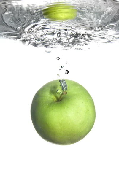 水にドロップ青リンゴ — ストック写真