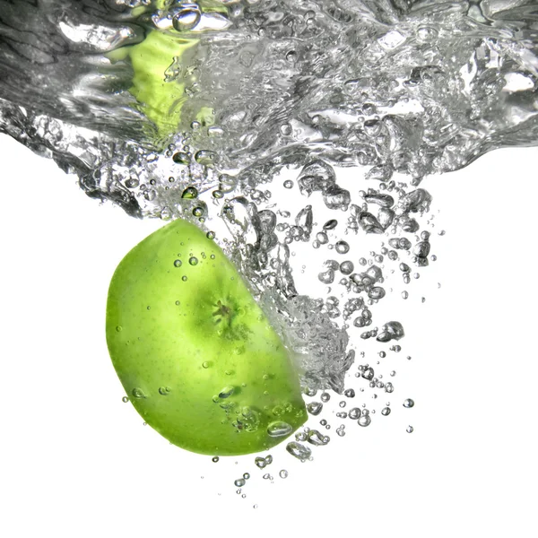 Zelené jablko, spadl do vody — Stock fotografie