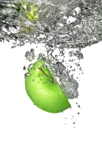 Maçã verde caiu na água — Fotografia de Stock