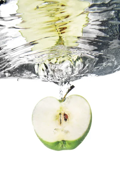 Zelené jablko, spadl do vody — Stock fotografie