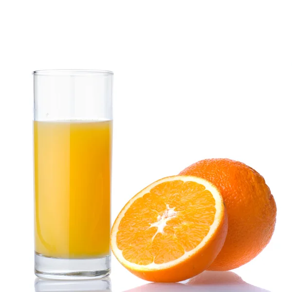 Apelsinjuice och orange isolerade — Stockfoto