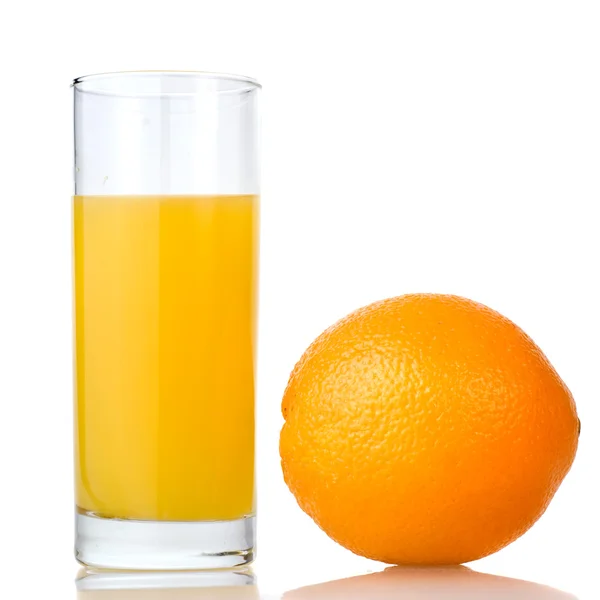 Апельсиновий сік і апельсин ізольовані — стокове фото