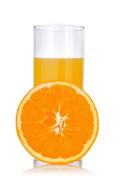 Χυμός πορτοκαλιού και πορτοκαλί απομονωθεί — Φωτογραφία Αρχείου