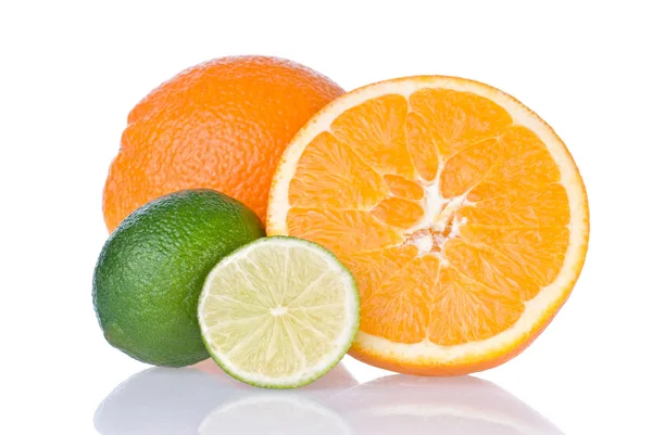 Oranje en lime geïsoleerd op wit — Stockfoto