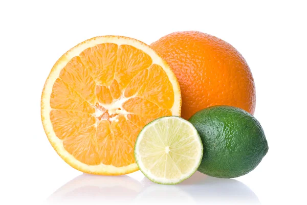 Oranje en lime geïsoleerd op wit — Stockfoto