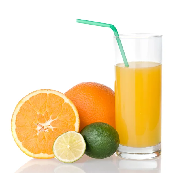 Sumo de laranja com palha e laranja — Fotografia de Stock