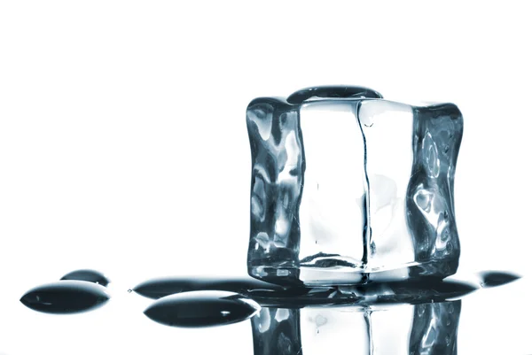 Z kropli wody na białej kostki lodu — Zdjęcie stockowe