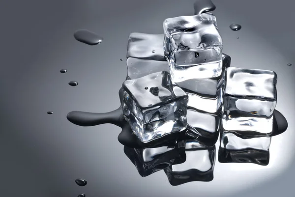 水滴付きの氷のキューブ — ストック写真