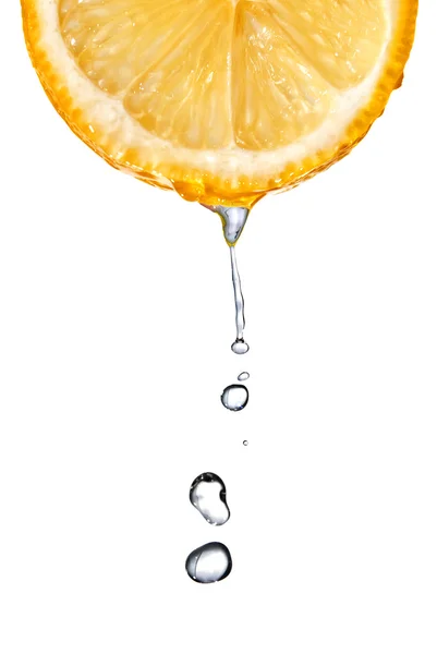 Verse oranje segment met water — Stockfoto