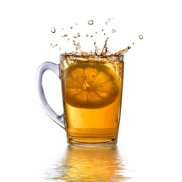 Herbata i cytryny spadła do kubka — Zdjęcie stockowe