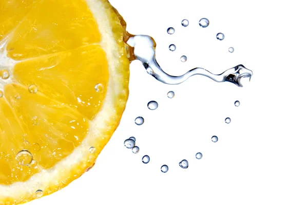 Лимон з краплями води — стокове фото