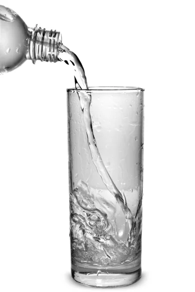 Acqua versata nel bicchiere dalla bottiglia — Foto Stock