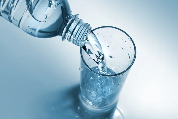 Vatten hälla i glas från flaska倒进瓶子的玻璃水 — 图库照片