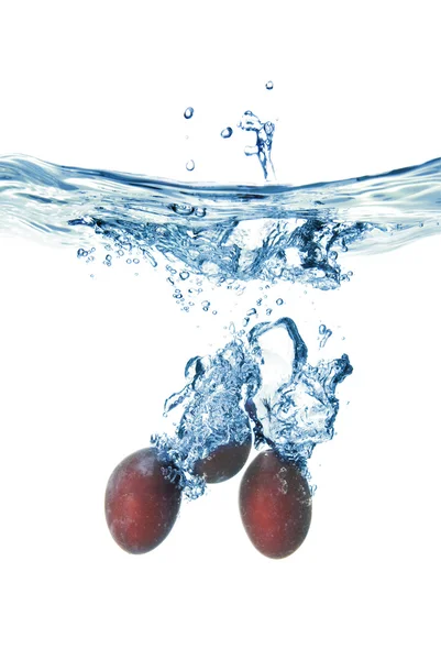 Plum dropped into water — Stock Photo, Image