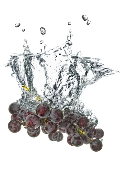 Голубой виноград упал в воду — стоковое фото