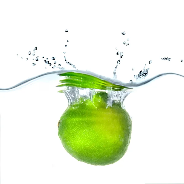 Limão fresco caído na água — Fotografia de Stock