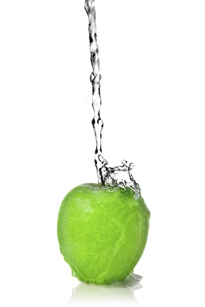 Γλυκό νερό splash στο πράσινο μήλο — Φωτογραφία Αρχείου