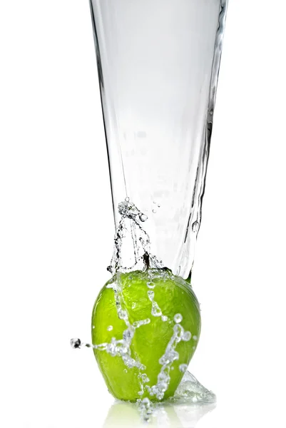 Fresh water splash on green apple — Stock Photo, Image