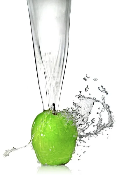 Salpicadura de agua dulce en la manzana verde —  Fotos de Stock