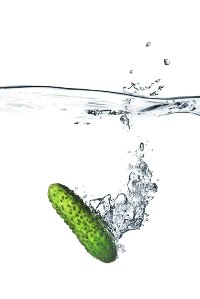 Grüne Gurken ins Wasser gefallen — Stockfoto