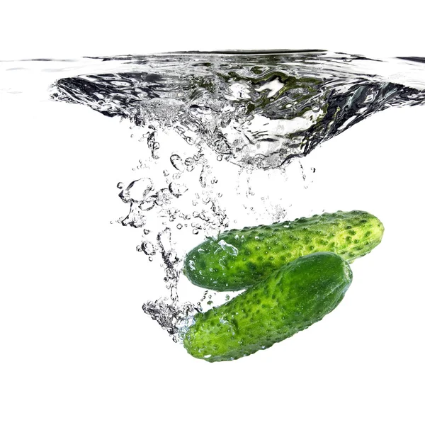 Zelené okurky, spadl do vody — Stock fotografie