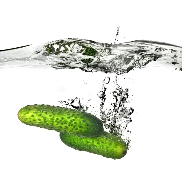绿色黄瓜掉入水中 — 图库照片