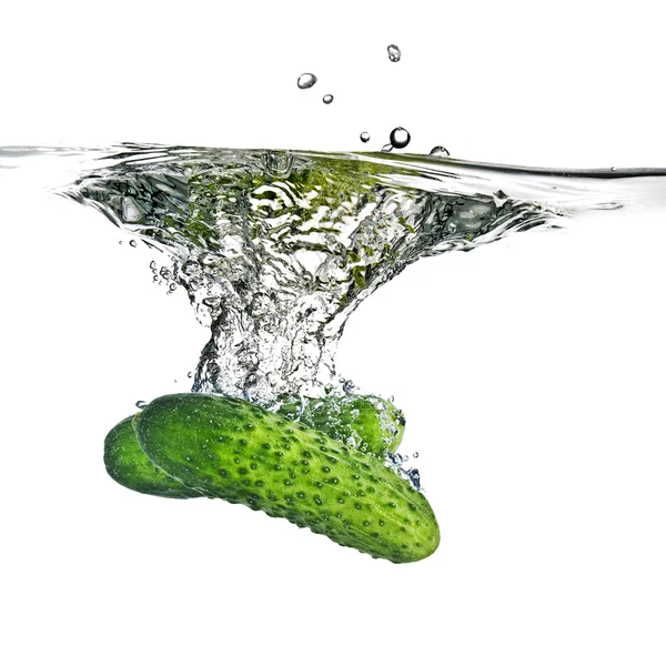 Zelené okurky, spadl do vody — Stock fotografie