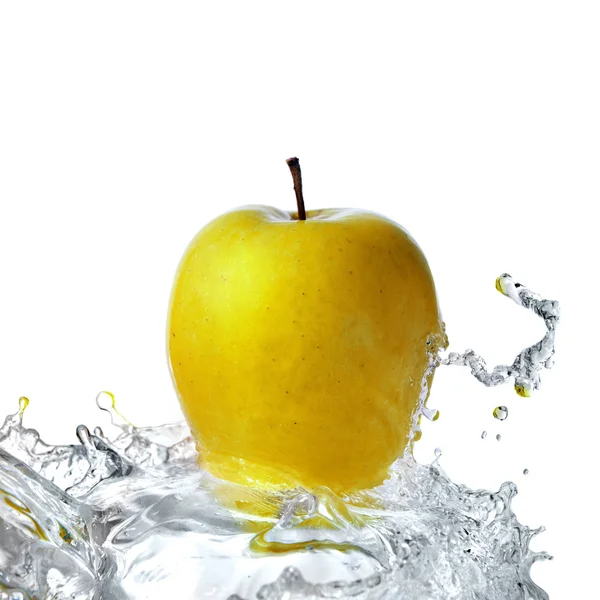 Sladké vody stříkající na apple — Stock fotografie