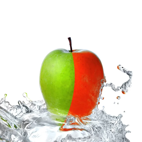 Salpicos de água doce na maçã — Fotografia de Stock