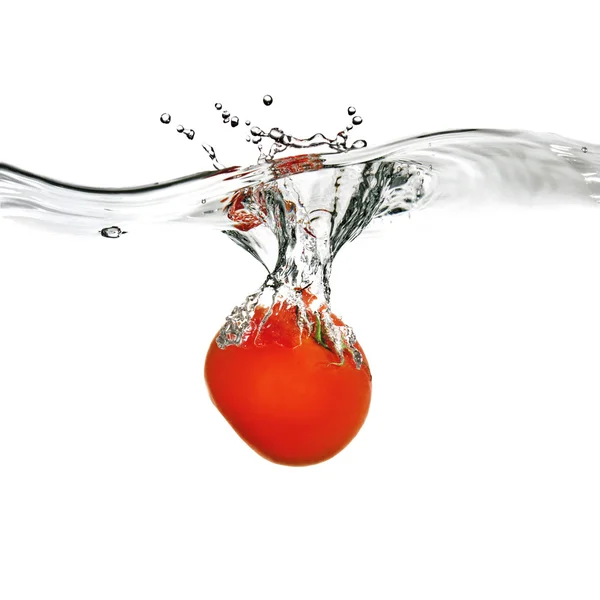 Röd tomat föll i vattnet — Stockfoto