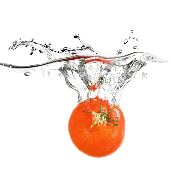 Czerwony pomidor spadł do wody — Zdjęcie stockowe