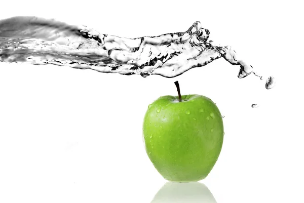 Frischwasserspritzer auf grünem Apfel — Stockfoto