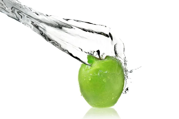 Sladké vody splash na zelené jablko — Stock fotografie
