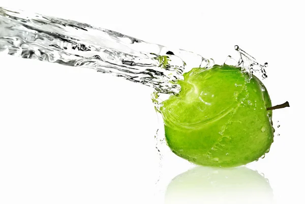 Zoet water splash op groene appletaze su sıçrama yeşil elma — Stockfoto