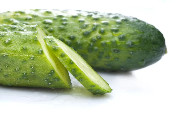 Concombre vert avec gouttes d'eau — Photo