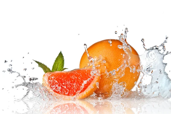 Брызги воды на грейпфруте с мятой — стоковое фото