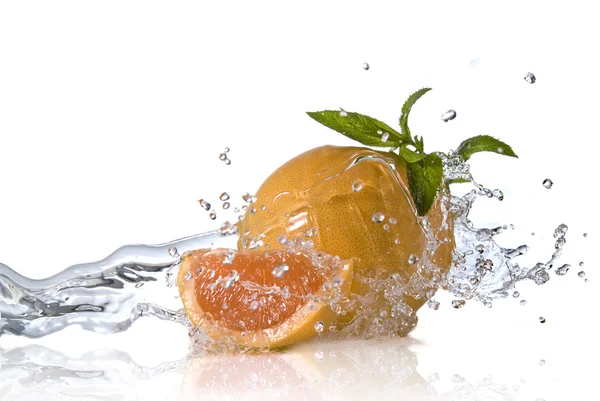 Salpicadura de agua en naranja con menta —  Fotos de Stock