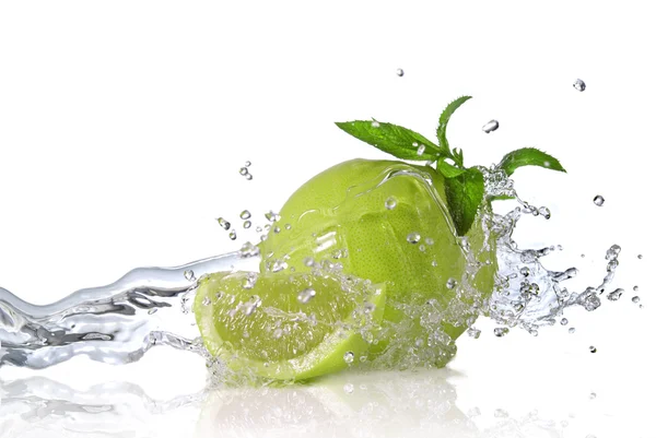 Water splash on lime with mint — Stockfoto