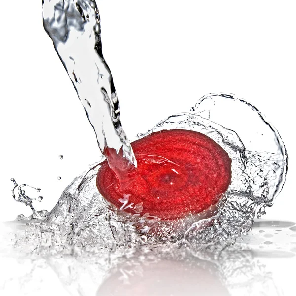 Beterraba vermelha com respingo de água isolado — Fotografia de Stock