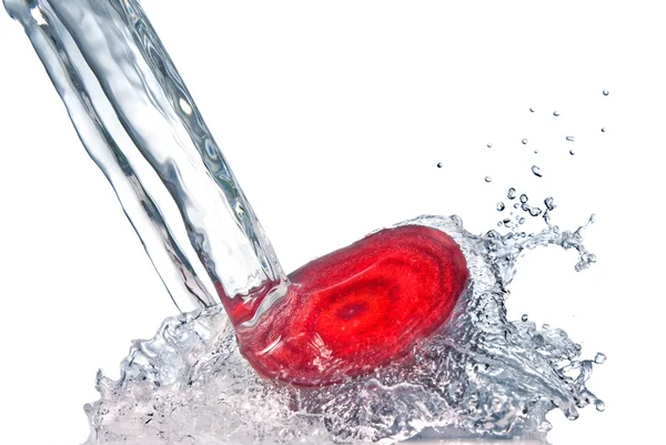 Rödbetssallad med vatten stänk isolerade — Stockfoto